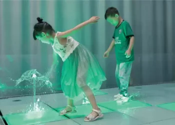 Interactive water fountain