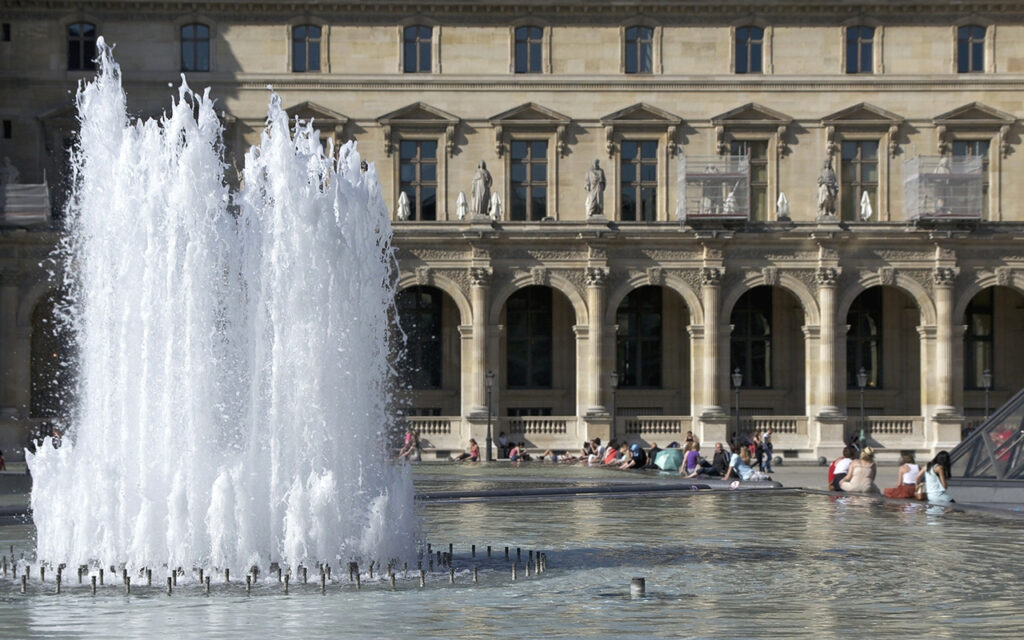 How long is a musical fountain show?