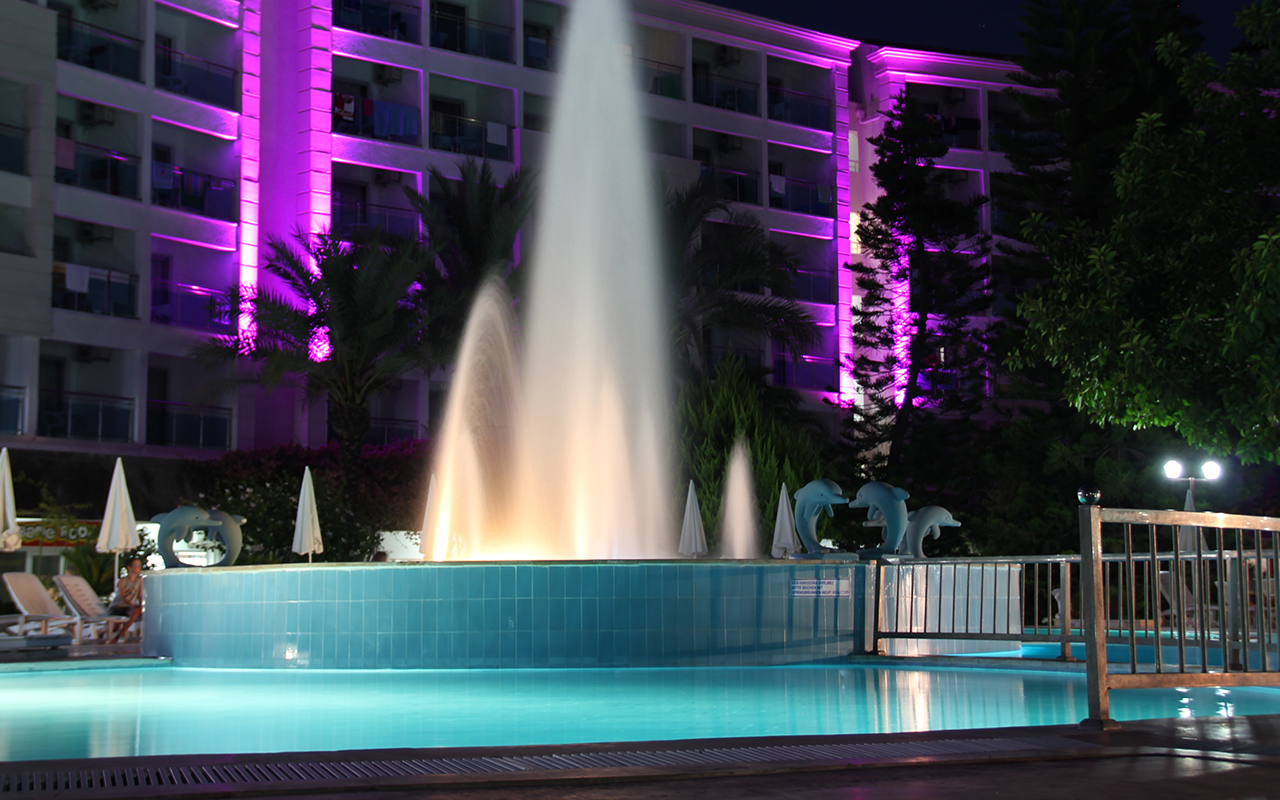 Who constructed the Regency Antila musical fountain?