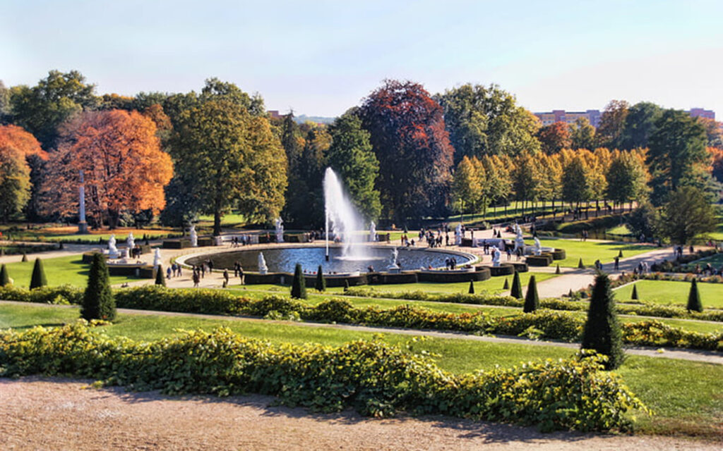 How does a flaming fountain work?