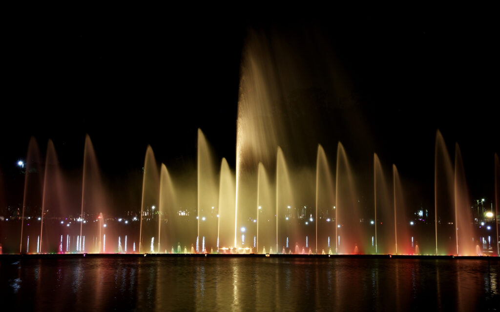 Can you project images on water?