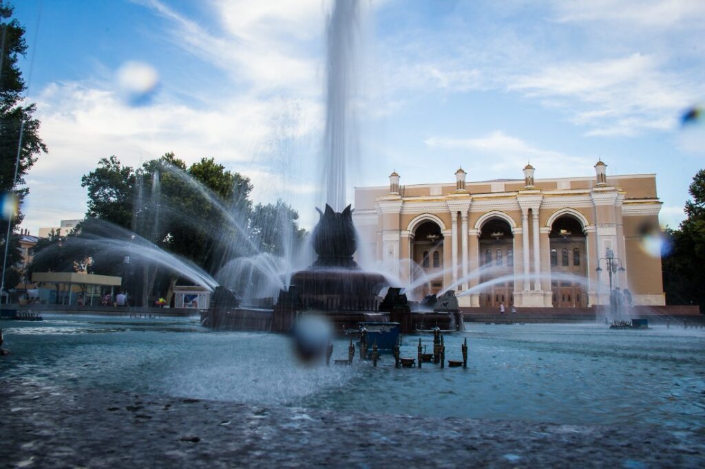 7 4 阿利舍尔·纳沃伊文化休闲公园