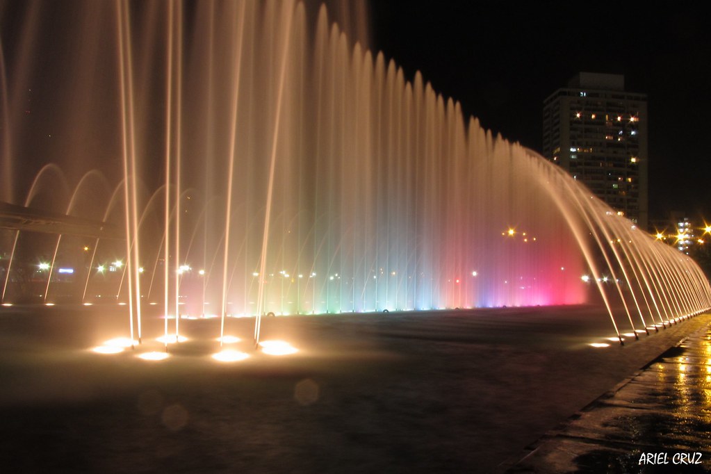 dancing fountain at Plaza A La Aviacion in Chile